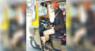 Auto Driver Refuses To Leave Pet Dog When at Work, Wins Hearts